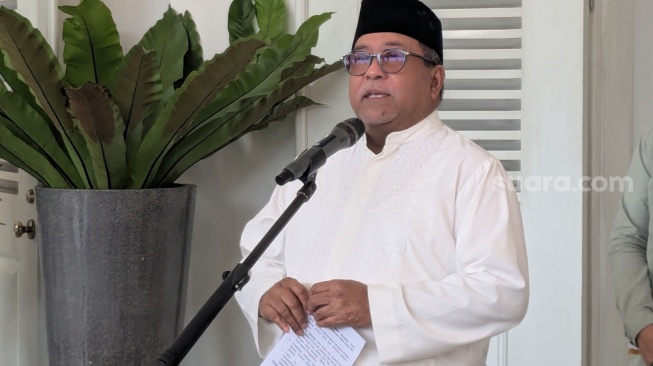 Rano Karno Serahkan Sapi Kurban ke RT Canggih di Gandaria