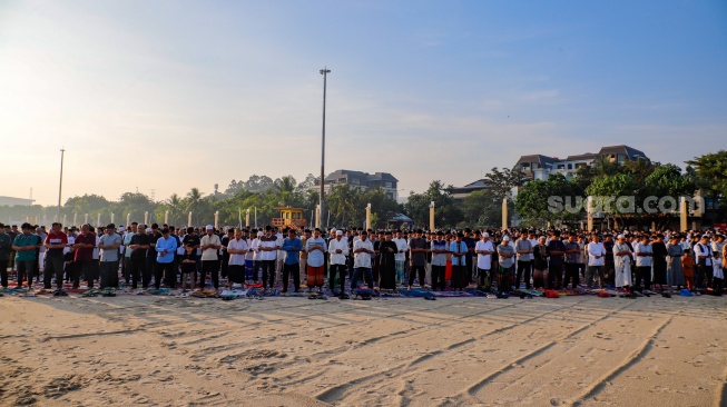 Umat Islam melaksanakan shalat Idul Adha 1447 H di Pantai Lagoon Ancol, Jakarta, Rabu (27/5/2026). [Suara.com/Alfian Winanto]