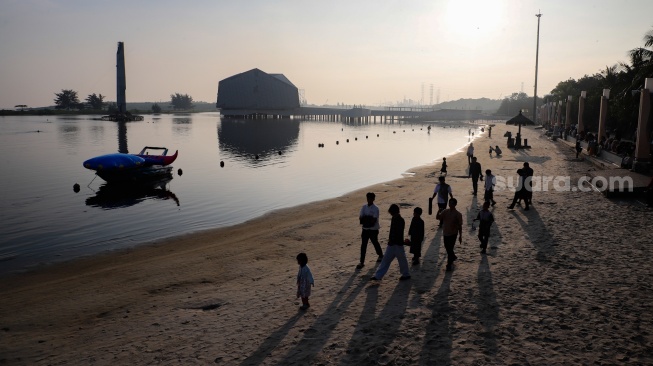 Umat Islam bersiap melaksanakan shalat Idul Adha 1447 H di Pantai Lagoon Ancol, Jakarta, Rabu (27/5/2026). [Suara.com/Alfian Winanto]
