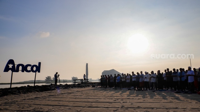 Umat Islam melaksanakan shalat Idul Adha 1447 H di Pantai Lagoon Ancol, Jakarta, Rabu (27/5/2026). [Suara.com/Alfian Winanto]