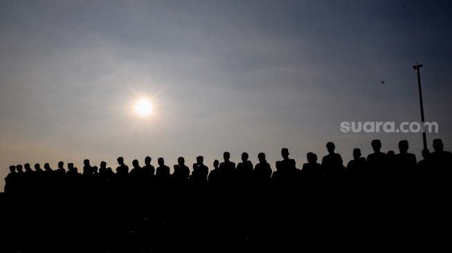 Umat Islam melaksanakan shalat Idul Adha 1447 H di Pantai Lagoon Ancol, Jakarta, Rabu (27/5/2026). [Suara.com/Alfian Winanto]