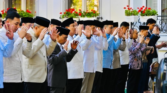 Presiden Prabowo Subianto, melaksanakan salat Iduladha 1447 Hijriah bersama WNI dan diaspora di Wisma Indonesia, Paris, Prancis, pada Rabu (27/5/2026). [Suara.com/ Biro Pers Kepresidenan RI]