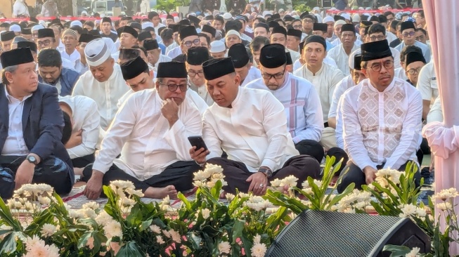 Pramono Wukuf di Arafah, Rano Karno Salat Id di Saf Depan Bersama Warga di Balai Kota