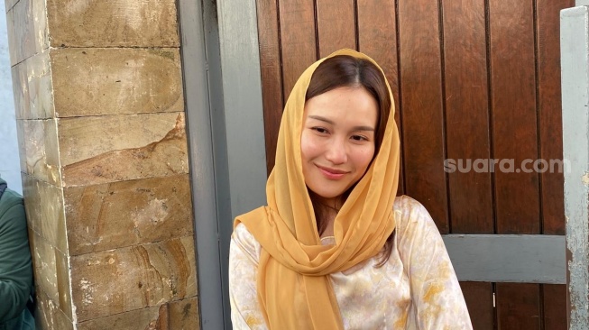 Kurban Tiga Sapi, Ayu Ting Ting dan Keluarga Pakai Baju Seragam Kuning di Idul Adha Tahun Ini