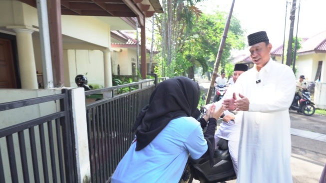 Direktur Utama Perum Bulog beserta rombongan juga turut bersilaturahmi ke rumah-rumah karyawan/wati di lingkungan Komplek Bulog Pos Pengumben. (Dok: Bulog)