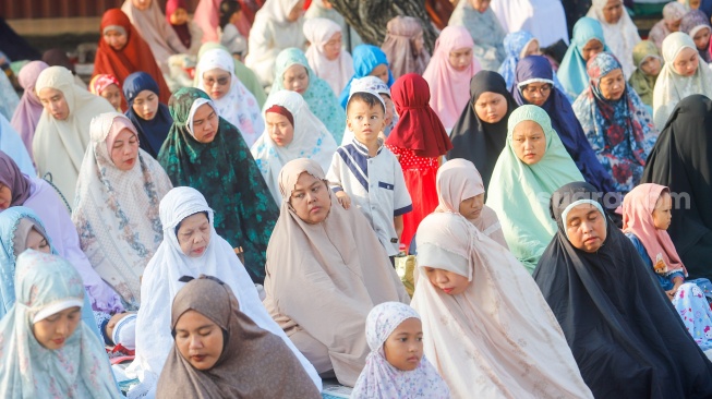 Umat Islam melaksanakan shalat Idul Adha 1447 H di Pantai Lagoon Ancol, Jakarta, Rabu (27/5/2026). [Suara.com/Alfian Winanto]