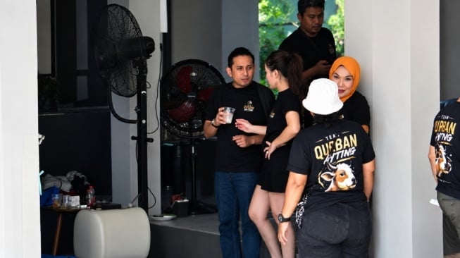Makin Mesra, Kevin Gusnadi Ikut Jadi Panitia Kurban di Rumah Ayu Ting Ting