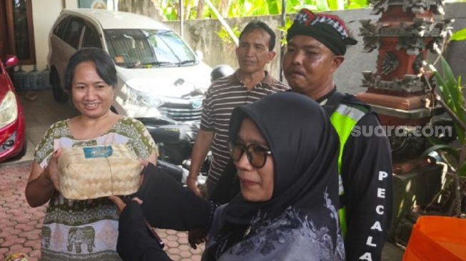 Tradisi Ngejot Daging Kurban Menjaga Toleransi Umat Beragama di Bali