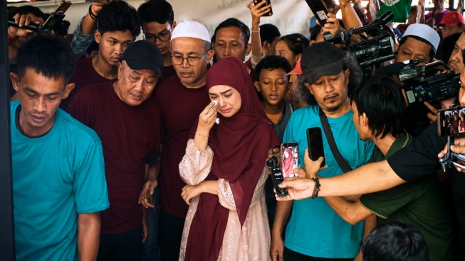 Ria Ricis menangis saksikan hewan kurban miliknya disembelih [Suara.com/Tiara Rosana/ChatGPT]