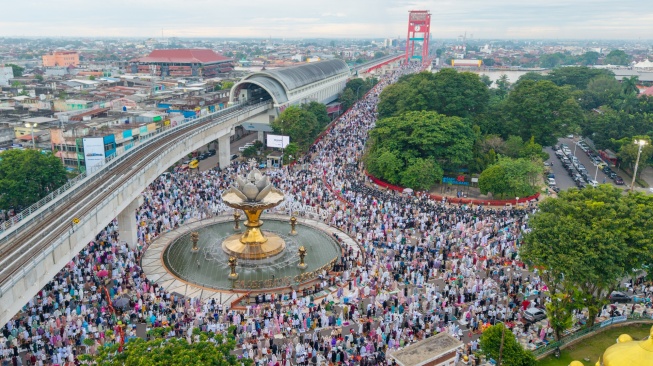 Foto udara ribuan Umat Islam melaksanakan Shalat Idul Adha 1447 H di Bundaran Air Mancur (BAM) Masjid Agung Sultan Mahmud Badaruddin Jayo Wikramo Palembang, Sumatera Selatan, Rabu (27/5/2026). [ANTARA FOTO/Nova Wahyudi/nym]