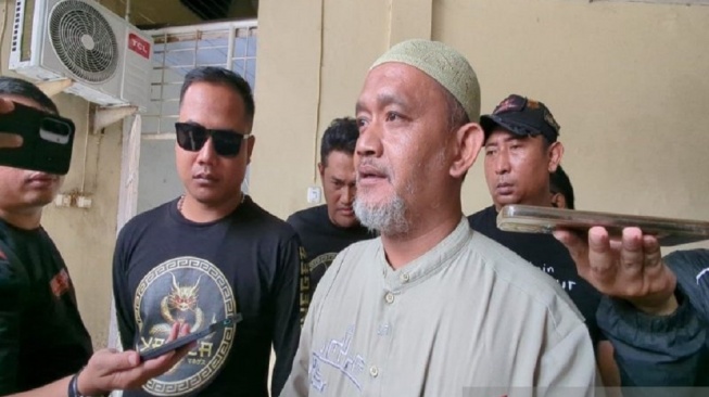 Juru bicara Yakuza Mangenes Eko Ebes memberikan keterangan pers terkait sejumlah santriwati Ponpes Padepokan Padang Ati, Buaran, Pekalongan, di Pekalongan, Rabu (27/5/2026). ANTARA/Kutnadi