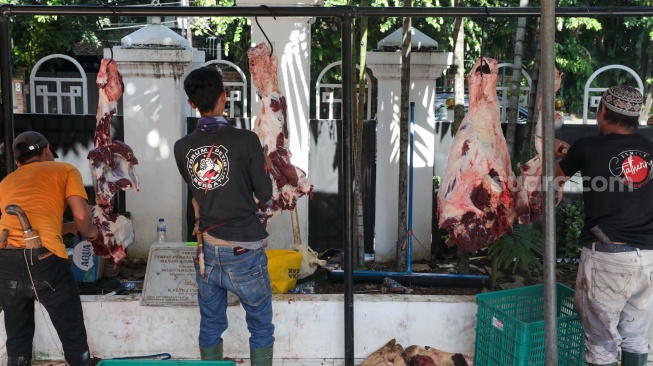 Petugas memotong daging hewan kurban di Masjid Sunda Kelapa, Jakarta, Rabu (27/5/2026). [Suara.com/Alfian Winanto]