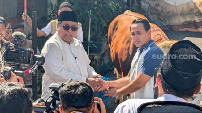 Rano Karno Beri Sapi Kurban ke RT Viral yang Punya Pengamanan Canggih di Gandaria