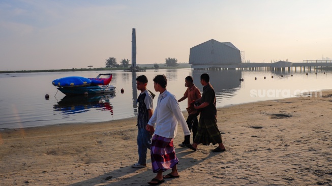 Umat Islam bersiap melaksanakan shalat Idul Adha 1447 H di Pantai Lagoon Ancol, Jakarta, Rabu (27/5/2026). [Suara.com/Alfian Winanto]