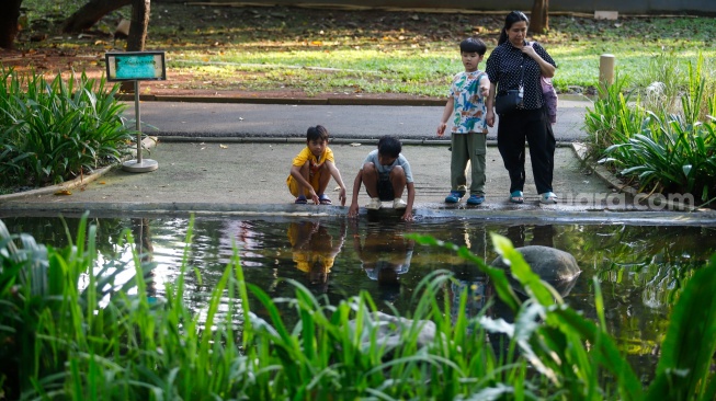 Sejumlah warga saat berwisata di Tebet Eco Park, Tebet, Jakarta, Kamis (28/5/2026). [Suara.com/Alfian Winanto]