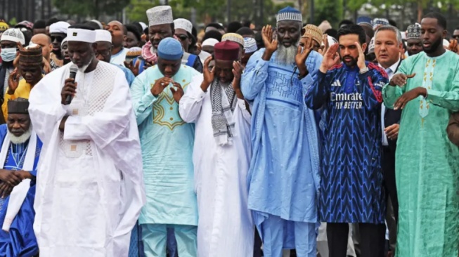 Gaya Pede Walkot New York Zohran Mamdani Pakai Gamis Arsenal saat Salat Idul Adha