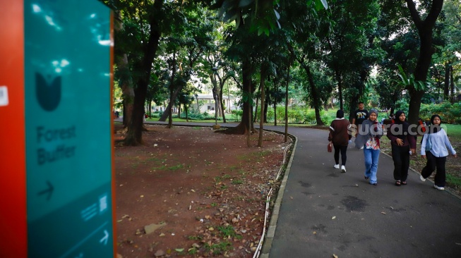 Sejumlah warga berolahraga saat berwisata di Tebet Eco Park, Tebet, Jakarta, Kamis (28/5/2026). [Suara.com/Alfian Winanto]