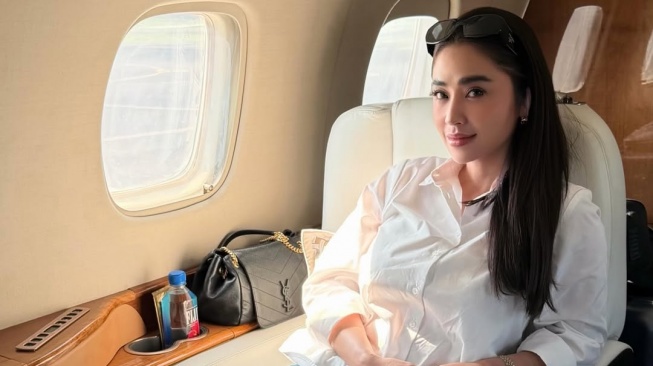 Demi Kurban, Dewi Perssik Rela Sewa Private Jet dari Kalimantan ke Jakarta!