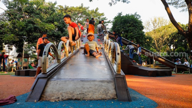 Anak-anak bermain saat berwisata di Tebet Eco Park, Tebet, Jakarta, Kamis (28/5/2026). [Suara.com/Alfian Winanto]