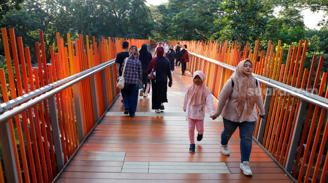 Sejumlah warga saat berwisata di Tebet Eco Park, Tebet, Jakarta, Kamis (28/5/2026). [Suara.com/Alfian Winanto]