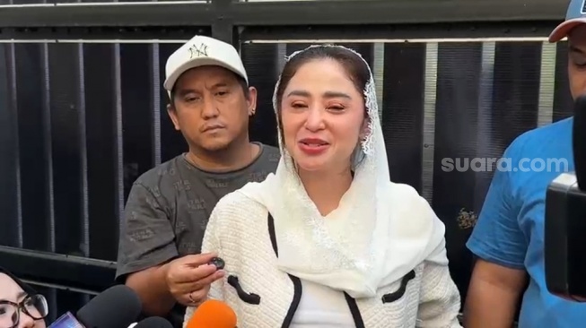 Dewi Perssik ditemui dirumahnya kawasan Lebak Bulus, Jakarta Selatan pada Kamis, 28 Mei 2026. [Suara.com/Rena Pangesti]