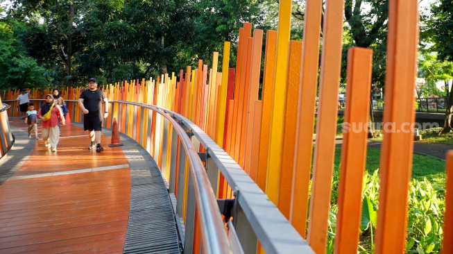 Sejumlah warga saat berwisata di Tebet Eco Park, Tebet, Jakarta, Kamis (28/5/2026). [Suara.com/Alfian Winanto]