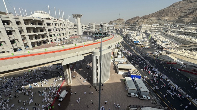 Suasana jamaah haji berjalan menuju Jamarat untuk melempar jumrah aqobah di Mina, Makkah, Arab Saudi, Rabu (27/5/2026). [ANTARA FOTO/Citro Atmoko/sgd/kye]