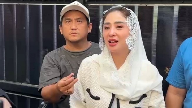 Dewi Perssik mengaku tengah menjalani pendidikan S1 di sebuah kampus. Banyak orang yang tak tahu, bahkan sang ibu. [Rena Pangesti/Suara.com]