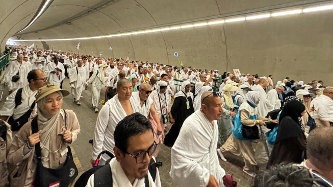 Jamaah haji dari berbagai negara berjalan menuju Jamarat untuk melempar jumrah aqobah di Mina, Makkah, Arab Saudi, Rabu (27/5/2026). [ANTARA FOTO/Citro Atmoko/sgd/kye]