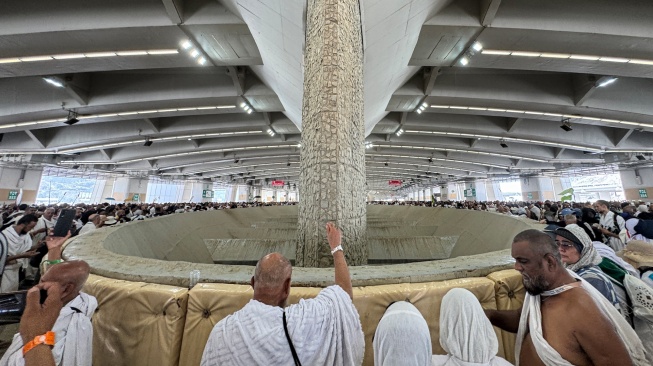 Jamaah haji melempar jumrah aqobah di Jamarat, Mina, Makkah, Arab Saudi, Rabu (27/5/2026). [ANTARA FOTO/Citro Atmoko/sgd/kye]