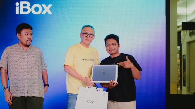 CEO Erajaya Digital, Joy Wahjudi bersama pembeli MacBook Neo pertama. [Erajaya]
