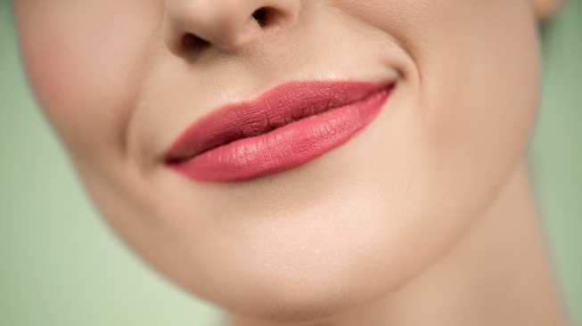 ilustrasi perempuan memakai lipstik (Pexels/Shiny Diamond)