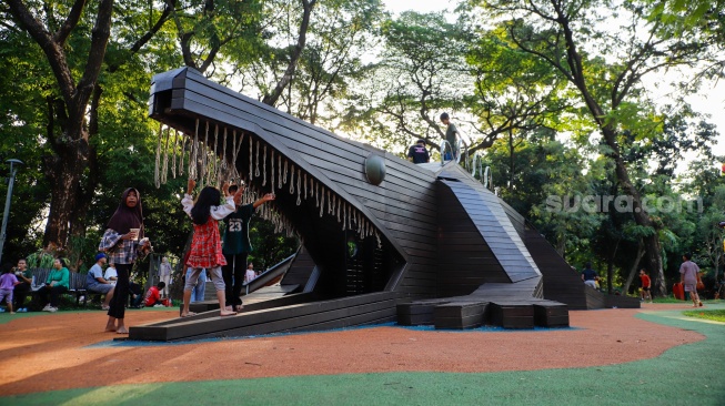 Anak-anak bermain saat berwisata di Tebet Eco Park, Tebet, Jakarta, Kamis (28/5/2026). [Suara.com/Alfian Winanto]