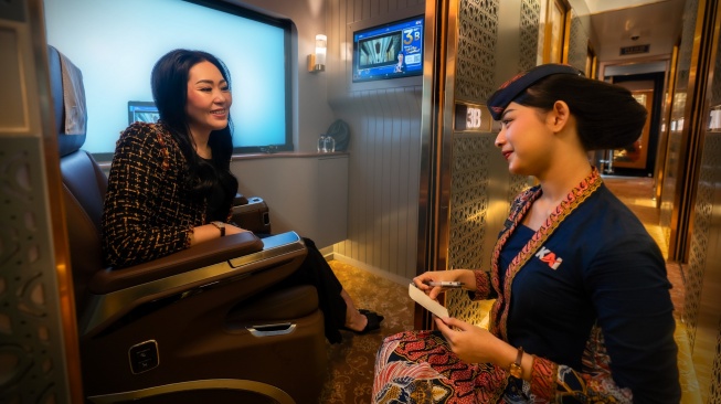 Petugas melayani penumpang di Kereta Compartment Suite. [ho]