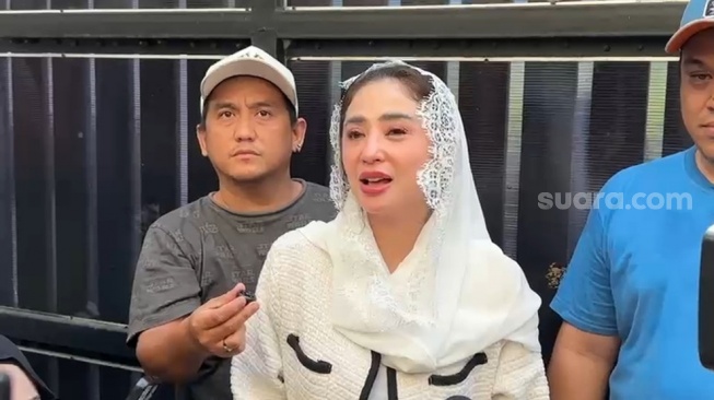 Kurban 12 Sapi di Idul Adha, Dewi Perssik Dapat Bonus 2 Kambing Gratis