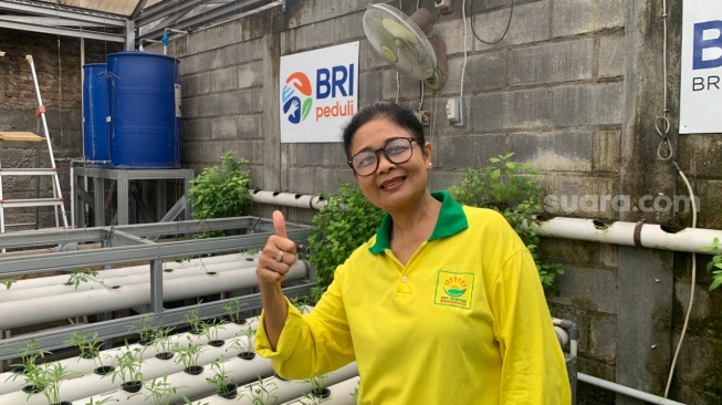 Anggota KWT Mentari, Laksinto Rini, yang merupakan pensiunan BUMN. (Suara.com/Irwan Febri)