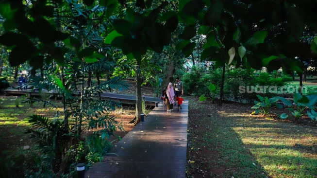 Sejumlah warga saat berwisata di Tebet Eco Park, Tebet, Jakarta, Kamis (28/5/2026). [Suara.com/Alfian Winanto]