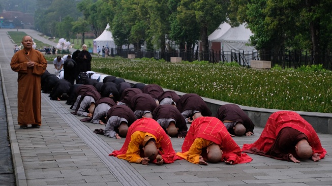 Sejumlah Bhikku bersujud saat melaksanakan tiga langkah Namaskara di Marga Utama, Candi Borobudur, Magelang, Jawa Tengah, Kamis (28/5/2026). [ANTARA FOTO/Anis Efizudin/YU]