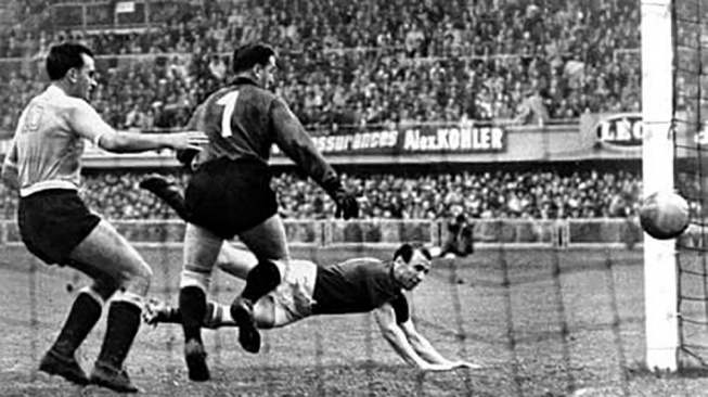 Laga Jerman Barat vs Hungaria pada final Piala Dunia 1954. [The Guardian]