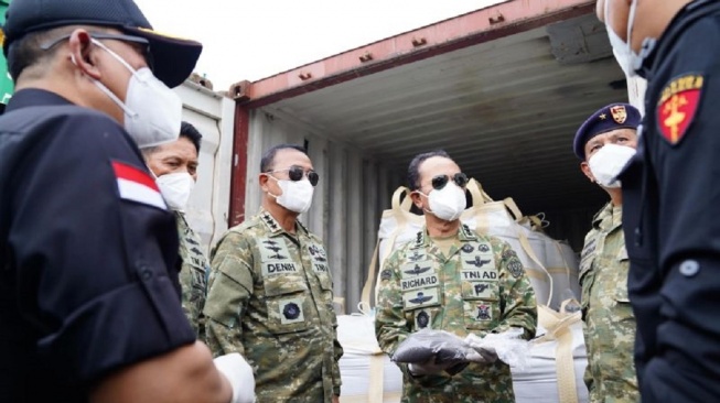Harta Karun RI Nyaris Lenyap, TNI AL Sergap 25 Kontainer Mineral Ilegal di Batam