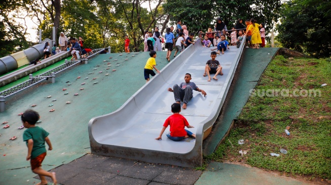Anak-anak bermain saat berwisata di Tebet Eco Park, Tebet, Jakarta, Kamis (28/5/2026). [Suara.com/Alfian Winanto]