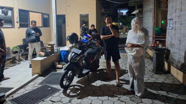 Live 'Pocong Jadi-Jadian' Hebohkan Warga Sragen, 3 Pelajar Diamankan Polisi