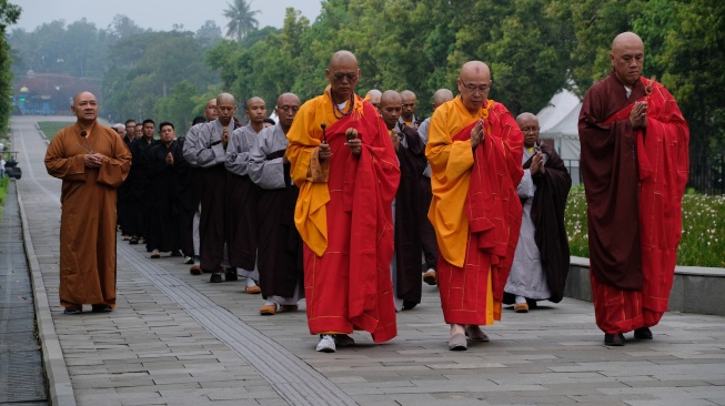 Sejumlah Bhikku melaksanakan tiga langkah Namaskara di Marga Utama, Candi Borobudur, Magelang, Jawa Tengah, Kamis (28/5/2026). [ANTARA FOTO/Anis Efizudin/YU]