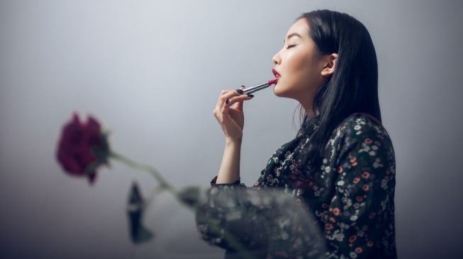 5 Lipstik Lokal Tahan Lama untuk Bibir Hitam: Kelebihan, Kekurangan, dan Shade Terbaiknya!