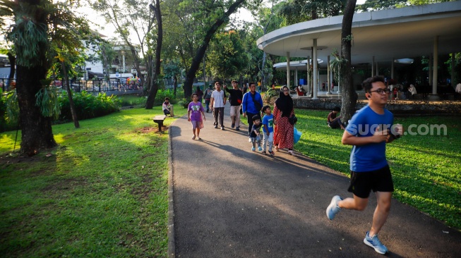 Sejumlah warga berolahraga saat berwisata di Tebet Eco Park, Tebet, Jakarta, Kamis (28/5/2026). [Suara.com/Alfian Winanto]