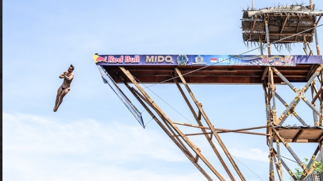Aidan Heslop dan Jonathan Paredes Tampil Spektakuler di Red Bull Cliff Diving World Series Bali 2026. [Dok Pribadi]