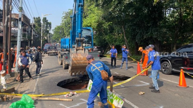 Di Balik Amblesnya Jalan Lenteng Agung, Ada Rongga Tersembunyi yang Sudah Mengintai