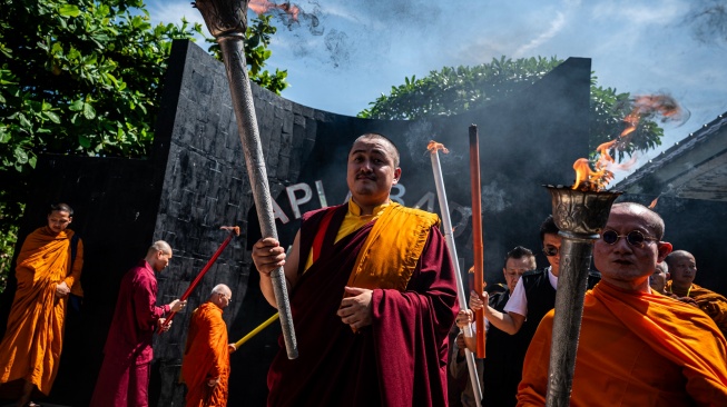 Sejumlah biksu membawa obor usai prosesi pengambilan Api Dharma Waisak dari sumber Api Abadi Mrapen di Desa Manggarmas, Godong, Grobogan, Jawa Tengah, Jumat (29/5/2026). [ANTARA FOTO/Aprillio Akbar/nz]