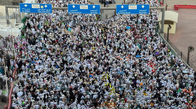 Ribuan jamaah haji dari berbagai negara berjalan pulang seusai melempar jumrah di Mina, Makkah, Arab Saudi, Rabu (28/5/2026) waktu setempat. [ANTARA FOTO/Citro Atmoko/sgd]