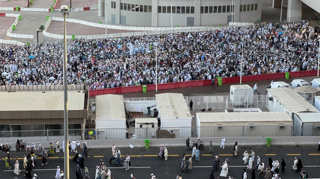 Ribuan jamaah haji dari berbagai negara berjalan pulang seusai melempar jumrah di Mina, Makkah, Arab Saudi, Rabu (28/5/2026) waktu setempat. [ANTARA FOTO/Citro Atmoko/sgd]